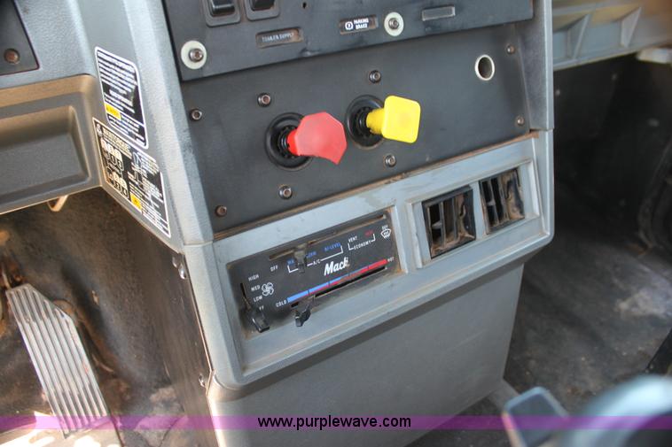 image for item I7299 2000 Mack CH613 semi truck