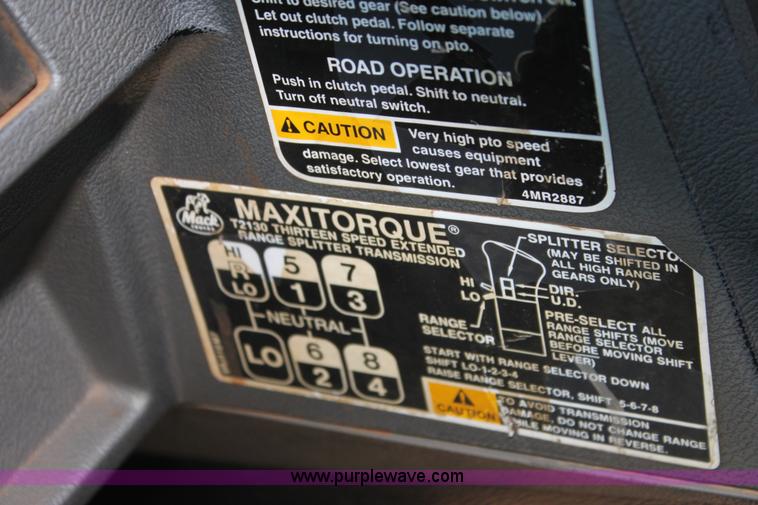 image for item I7299 2000 Mack CH613 semi truck