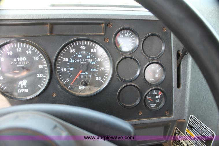 image for item I7299 2000 Mack CH613 semi truck