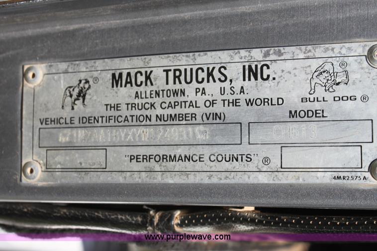 image for item I7299 2000 Mack CH613 semi truck