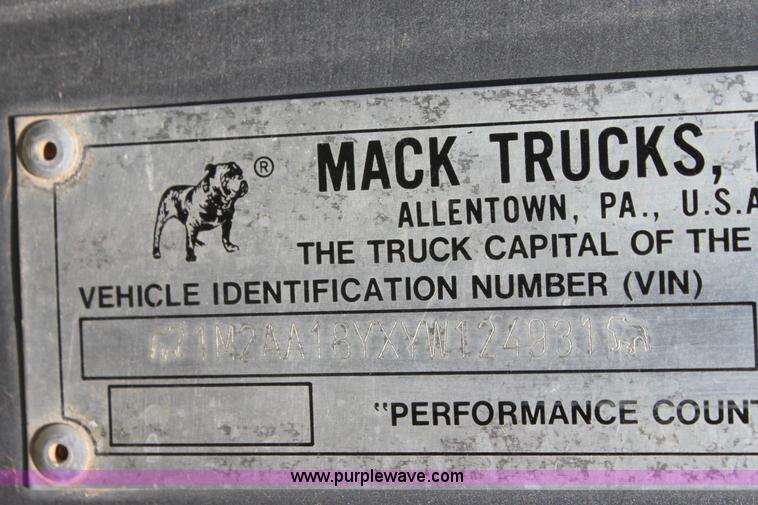 image for item I7299 2000 Mack CH613 semi truck