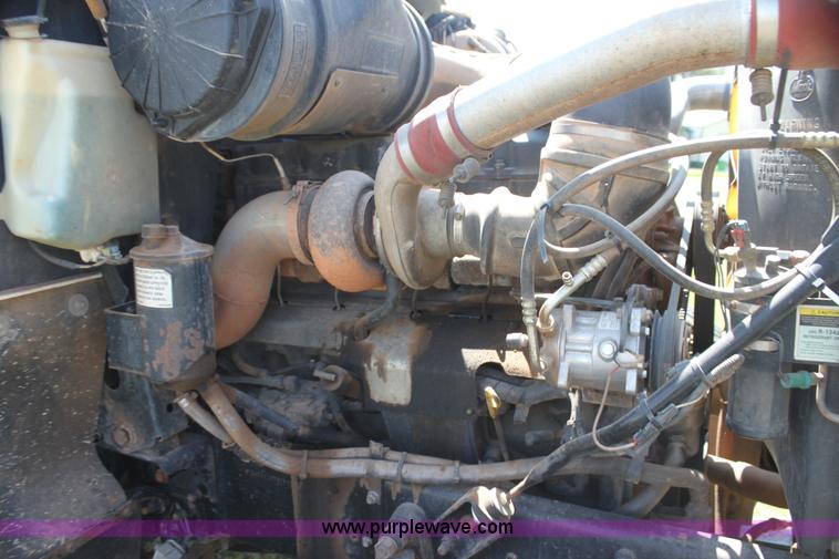 image for item I7299 2000 Mack CH613 semi truck