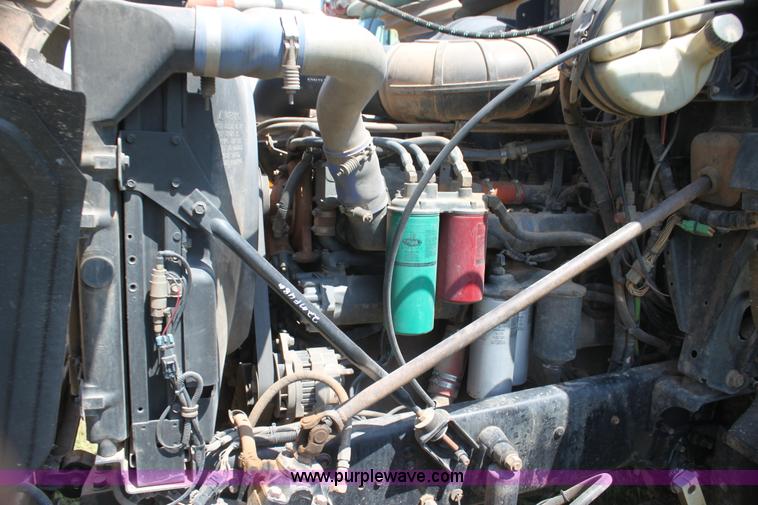 image for item I7299 2000 Mack CH613 semi truck