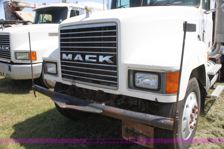image for item I7299 2000 Mack CH613 semi truck