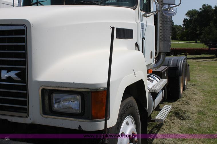 image for item I7299 2000 Mack CH613 semi truck