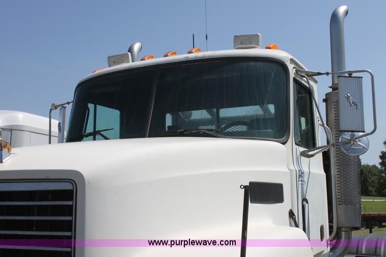 image for item I7299 2000 Mack CH613 semi truck