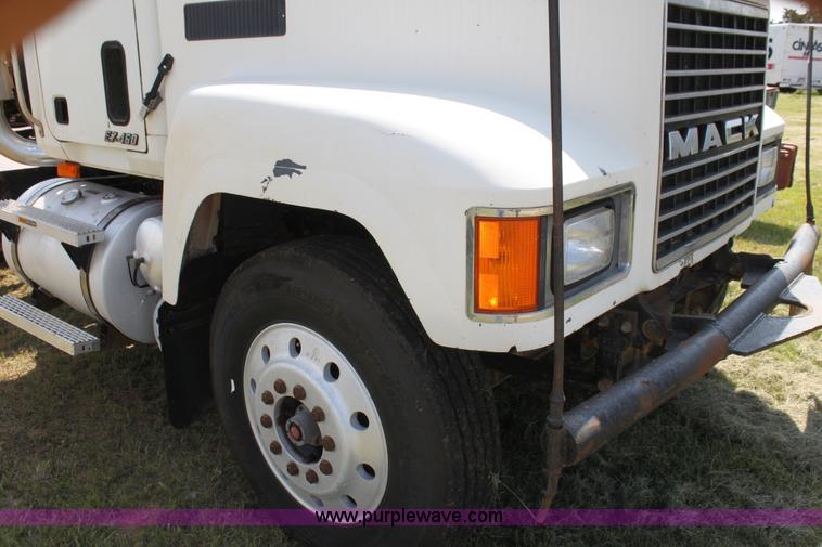 image for item I7299 2000 Mack CH613 semi truck
