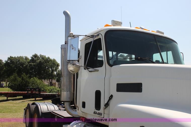 image for item I7299 2000 Mack CH613 semi truck