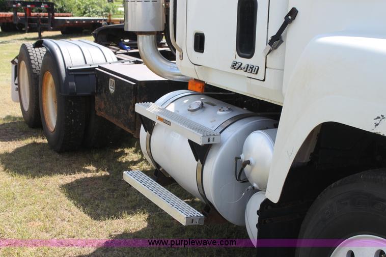 image for item I7299 2000 Mack CH613 semi truck