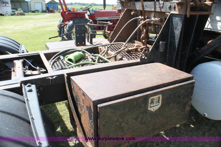 image for item I7299 2000 Mack CH613 semi truck