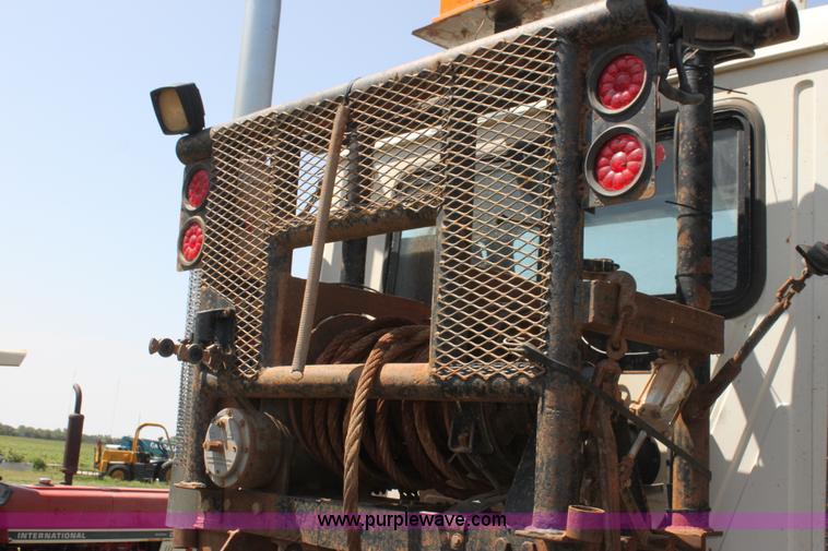 image for item I7299 2000 Mack CH613 semi truck