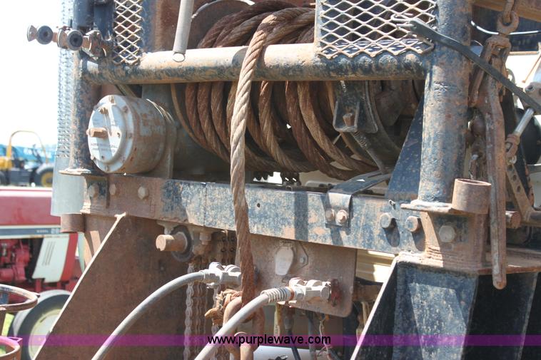 image for item I7299 2000 Mack CH613 semi truck