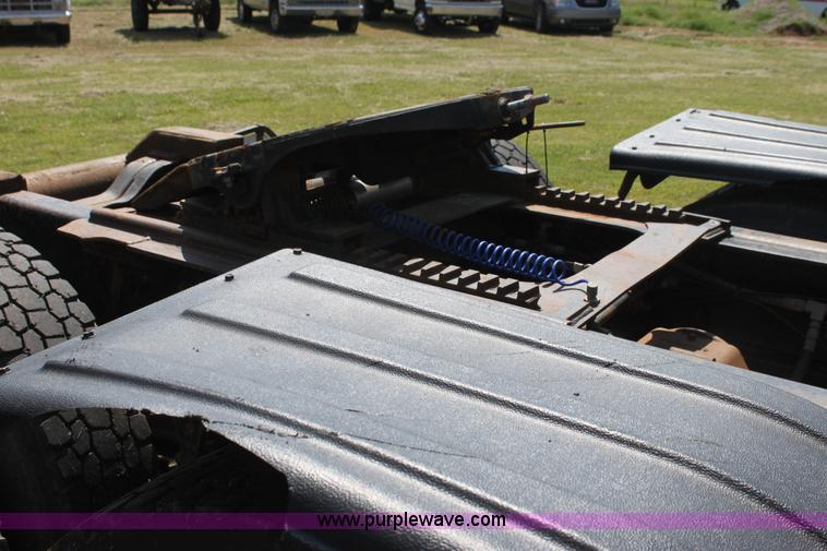 image for item I7299 2000 Mack CH613 semi truck