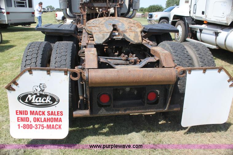 image for item I7299 2000 Mack CH613 semi truck