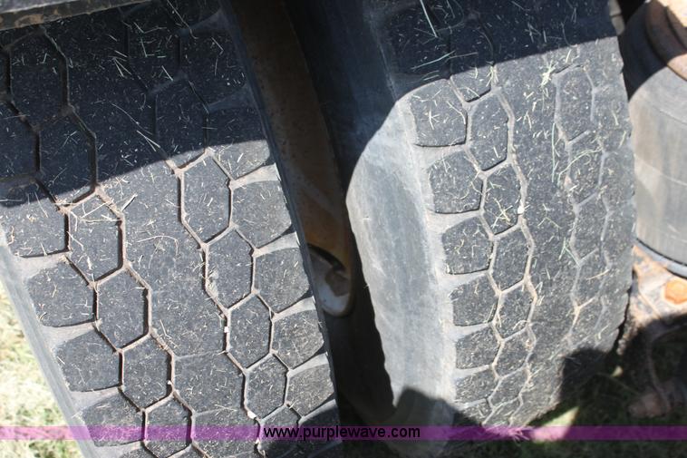 image for item I7299 2000 Mack CH613 semi truck