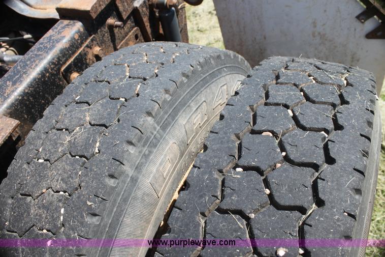 image for item I7299 2000 Mack CH613 semi truck