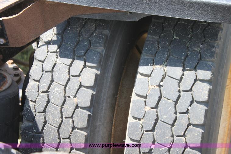 image for item I7299 2000 Mack CH613 semi truck