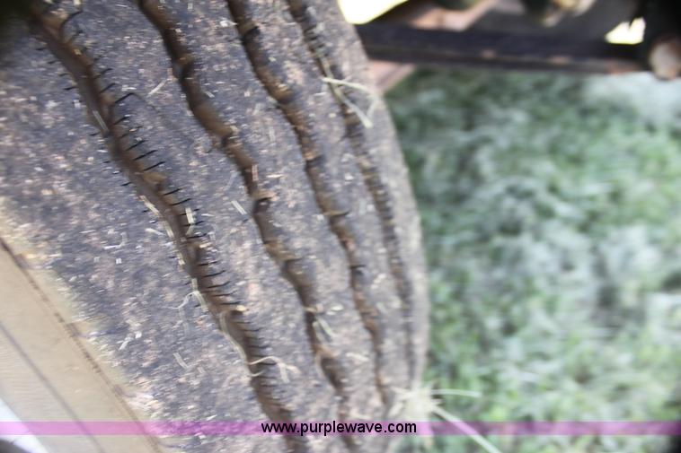 image for item I7299 2000 Mack CH613 semi truck