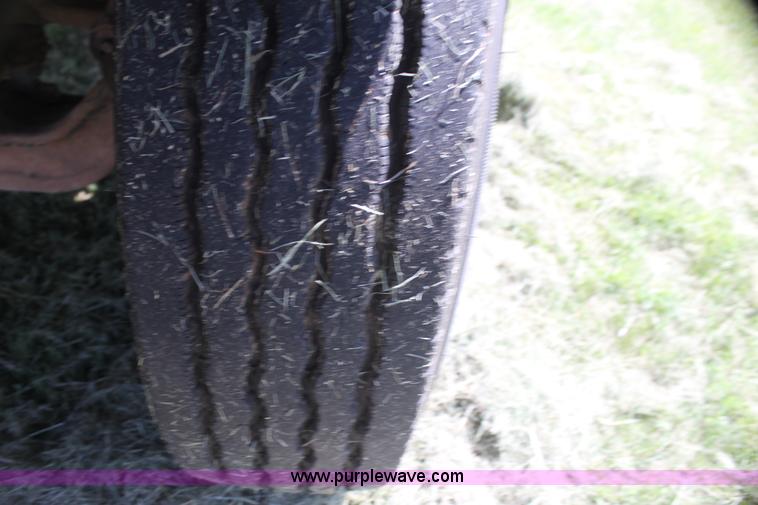 image for item I7299 2000 Mack CH613 semi truck