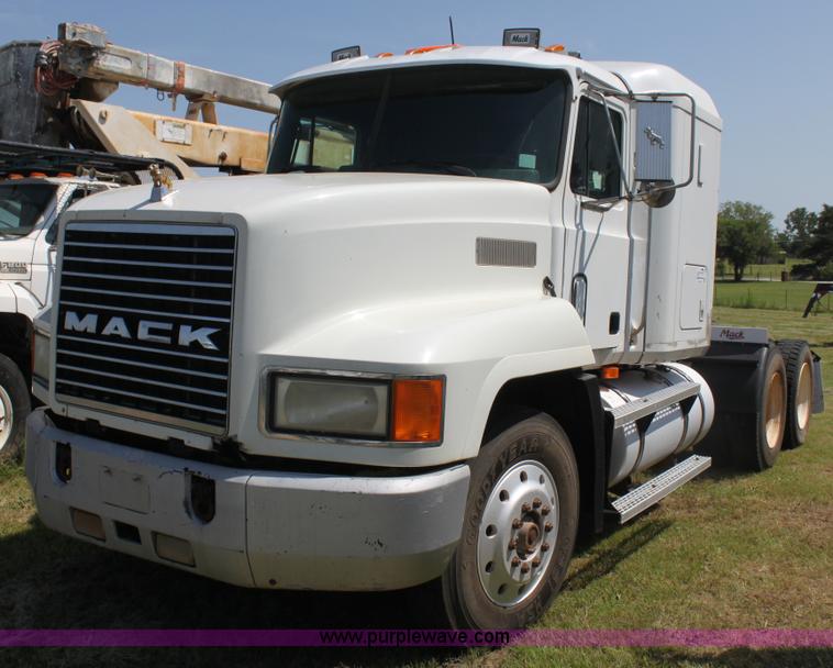 image for item I7300 1996 Mack CH613 semi truck
