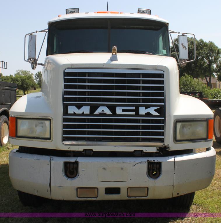 image for item I7300 1996 Mack CH613 semi truck