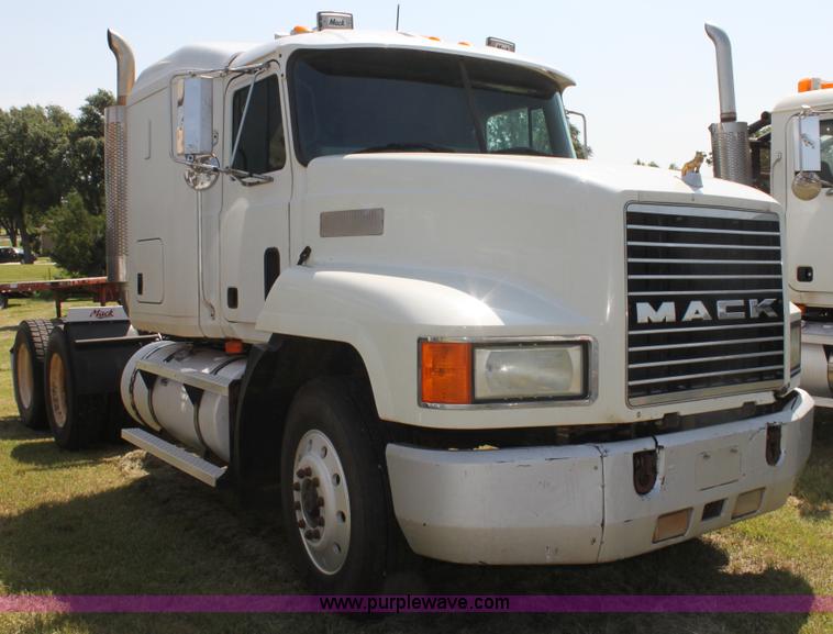 image for item I7300 1996 Mack CH613 semi truck