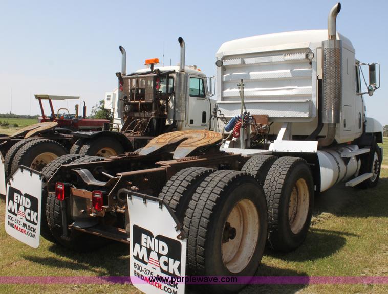 image for item I7300 1996 Mack CH613 semi truck