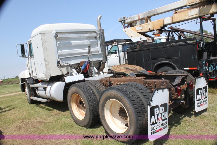 image for item I7300 1996 Mack CH613 semi truck