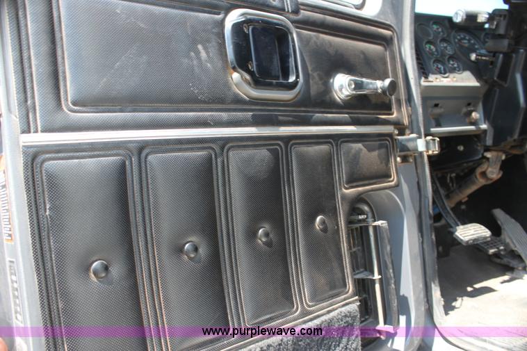 image for item I7300 1996 Mack CH613 semi truck