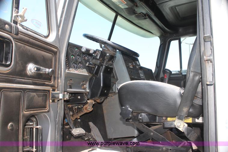 image for item I7300 1996 Mack CH613 semi truck