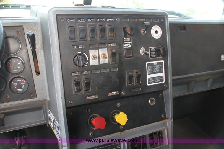 image for item I7300 1996 Mack CH613 semi truck