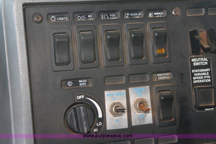 image for item I7300 1996 Mack CH613 semi truck