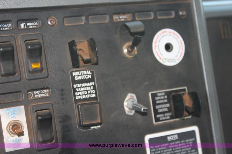 image for item I7300 1996 Mack CH613 semi truck