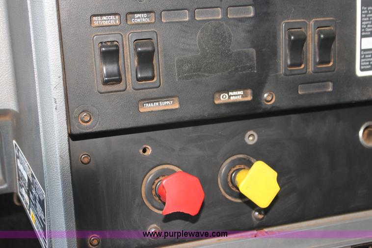 image for item I7300 1996 Mack CH613 semi truck