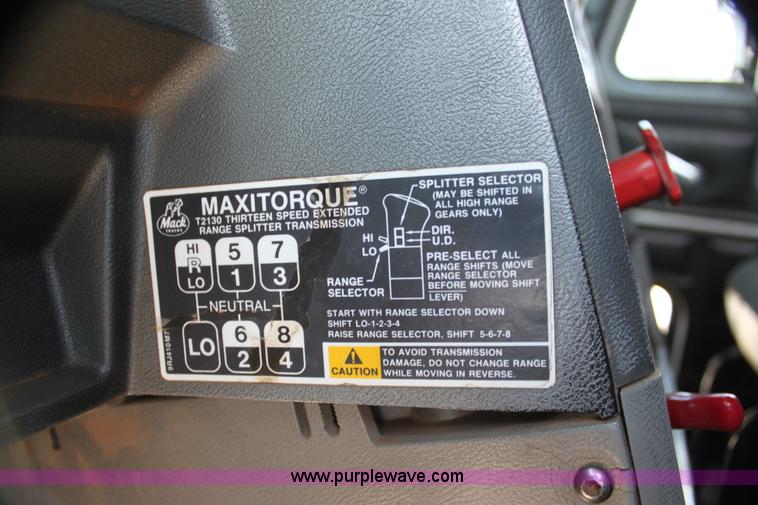 image for item I7300 1996 Mack CH613 semi truck