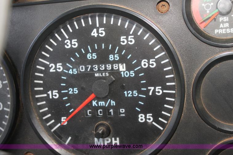 image for item I7300 1996 Mack CH613 semi truck