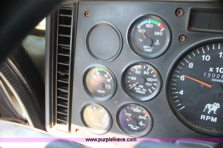 image for item I7300 1996 Mack CH613 semi truck