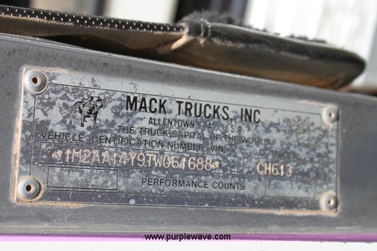 image for item I7300 1996 Mack CH613 semi truck