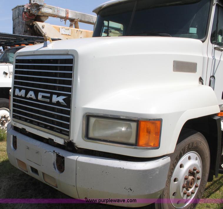 image for item I7300 1996 Mack CH613 semi truck