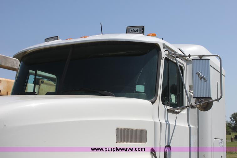 image for item I7300 1996 Mack CH613 semi truck