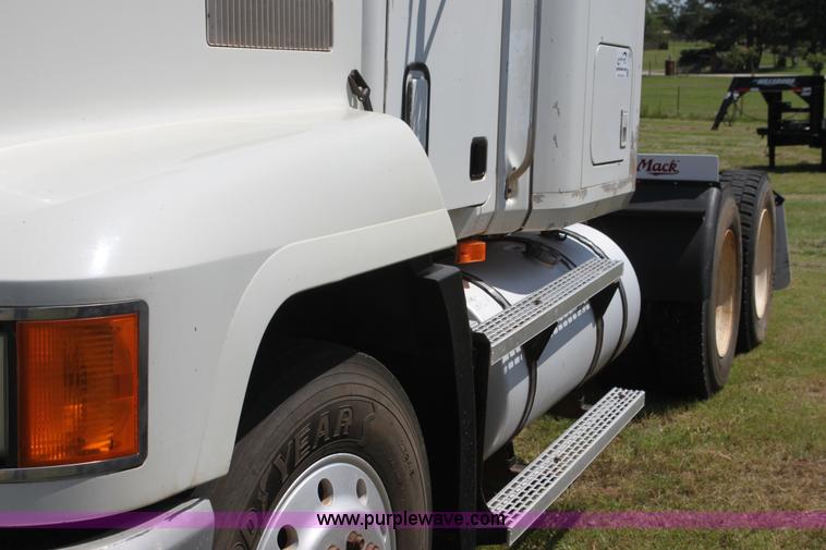 image for item I7300 1996 Mack CH613 semi truck
