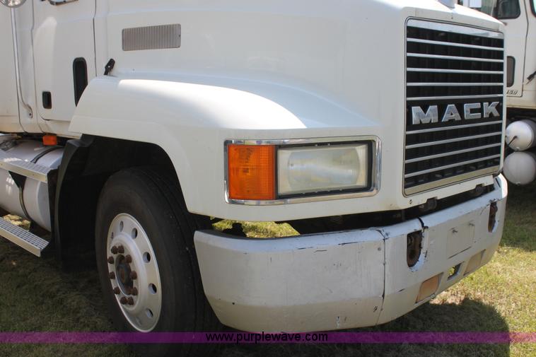 image for item I7300 1996 Mack CH613 semi truck