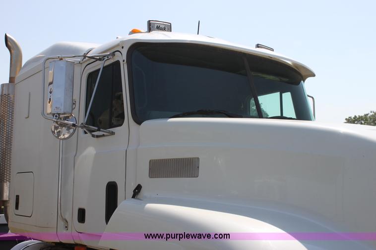 image for item I7300 1996 Mack CH613 semi truck