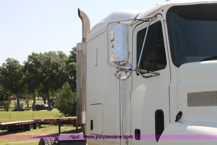 image for item I7300 1996 Mack CH613 semi truck