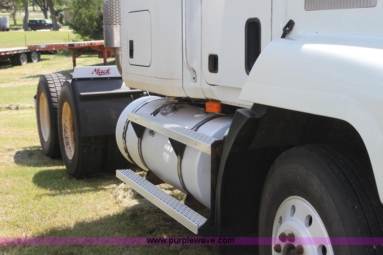 image for item I7300 1996 Mack CH613 semi truck