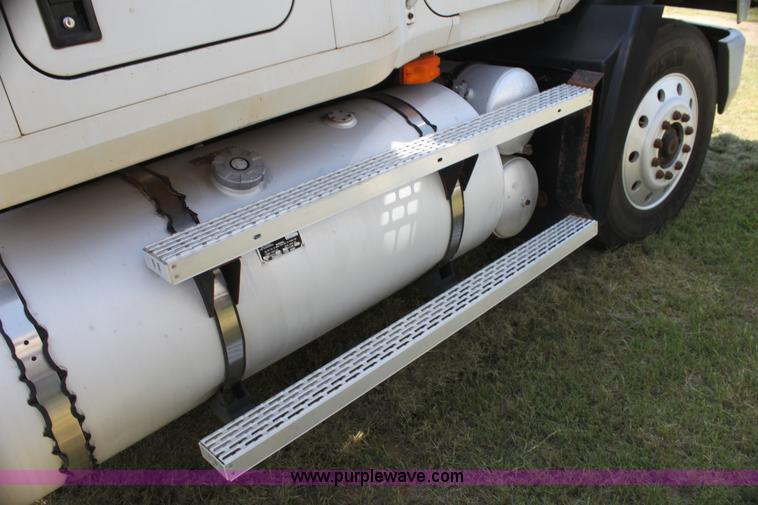 image for item I7300 1996 Mack CH613 semi truck