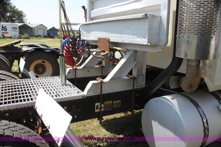 image for item I7300 1996 Mack CH613 semi truck