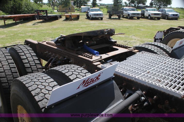 image for item I7300 1996 Mack CH613 semi truck