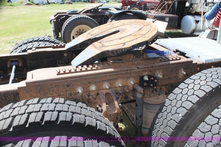 image for item I7300 1996 Mack CH613 semi truck