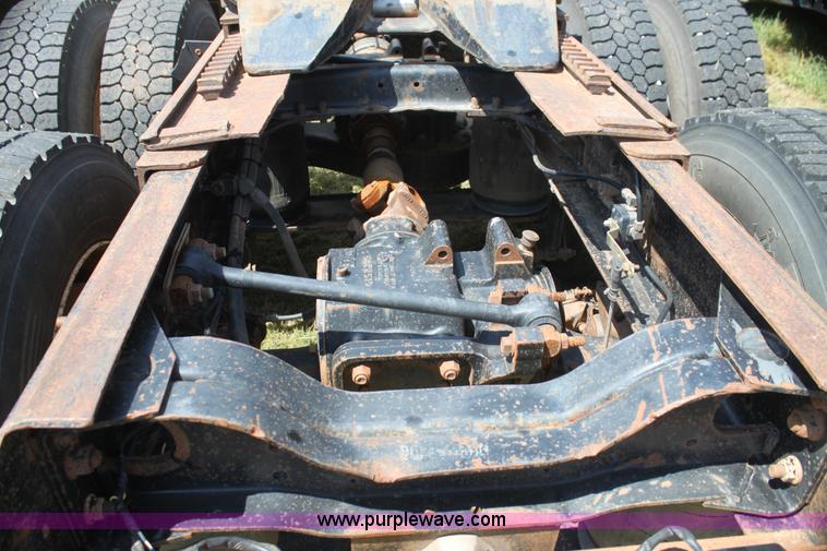 image for item I7300 1996 Mack CH613 semi truck